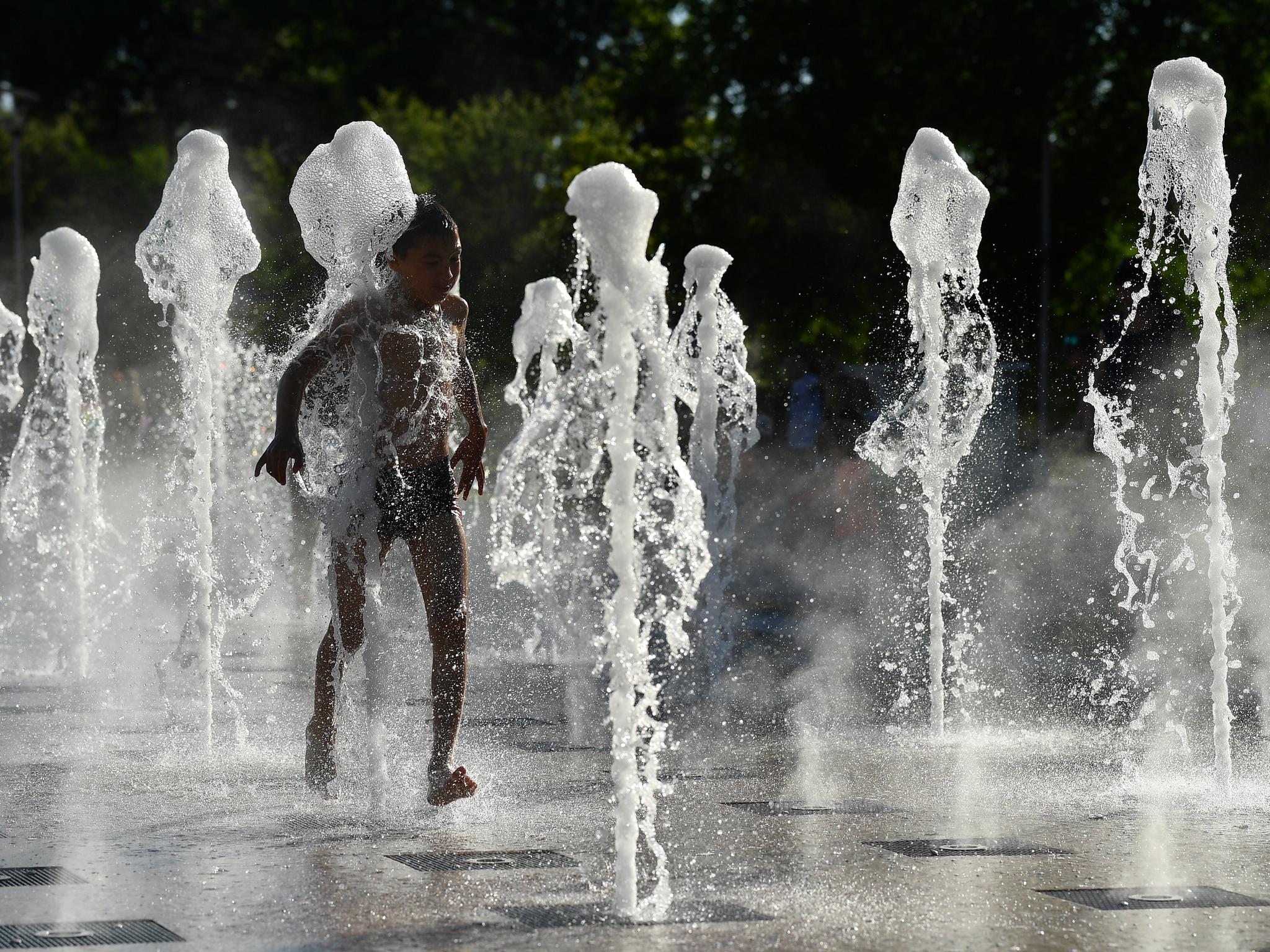 Текст песни water fountain. Закаливание. Обливание водой дети. Обливание водой голышом. Закаливание фото.