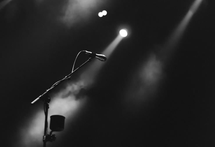 overcoming fear, photograph of empty microphone by Oscar Keys