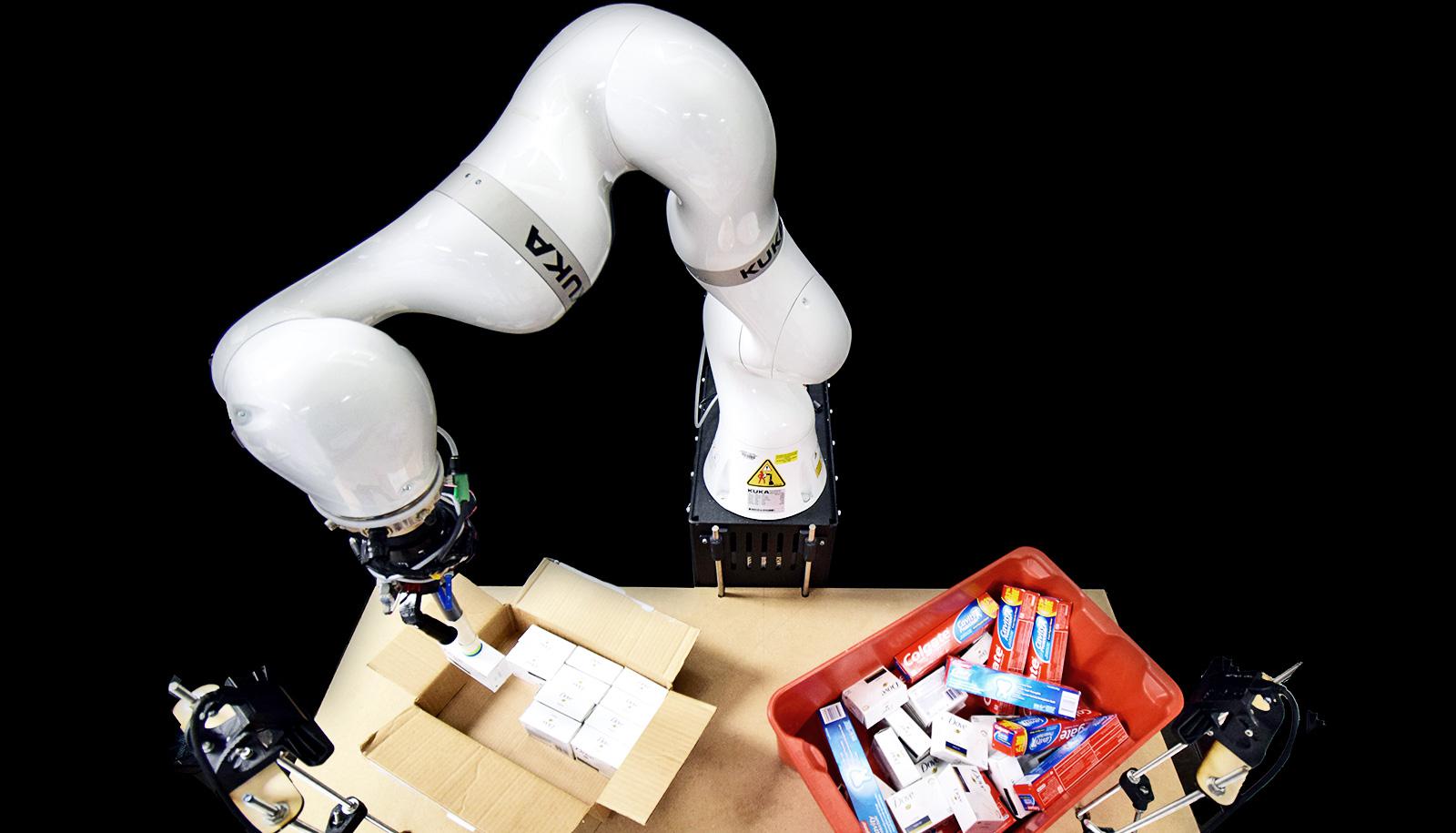 robotic arm packs boxes with artificial intelligence