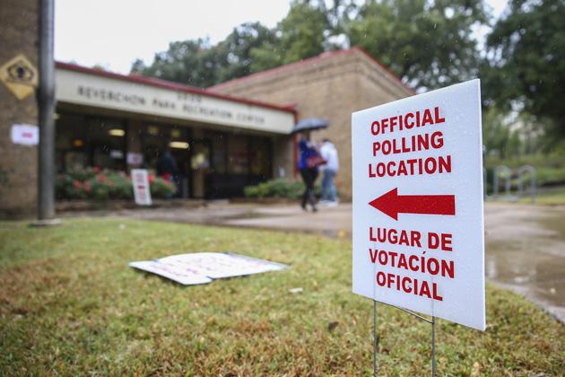 A sign directs voters to a polling place in Dallas, Texas. (Bilgin S. Sasmaz/Anadolu Agency/Getty Images)
