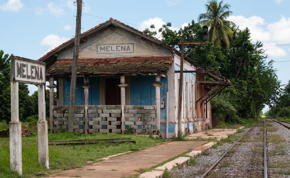 El viejo apeadero del batey ya vio pasar sus mejores tiempos (Foto: Julio Batista)