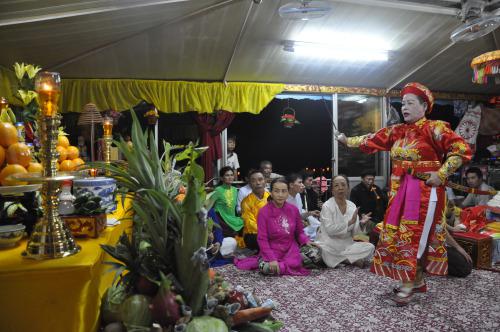 Temple delegation worship at a temple in Huế during the Điện Hòn Chén festival in August 2016. Loa / Jenny Lý