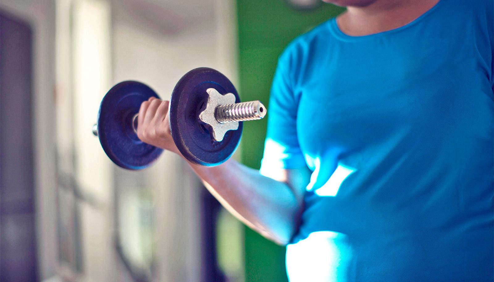 woman lifting weight