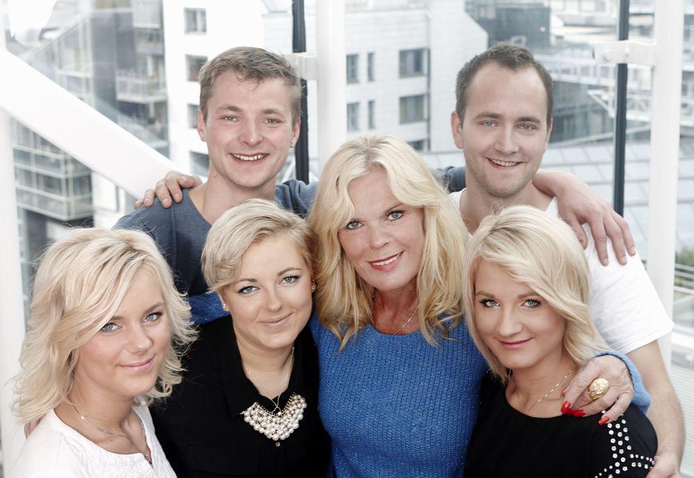 Inger Ellen Nicolaisen with five of her kids