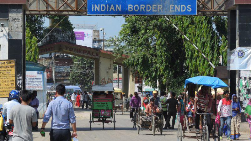 India-Nepal border at Sonauli. Image via Flickr by Axel Drainville. CC BY 2.0