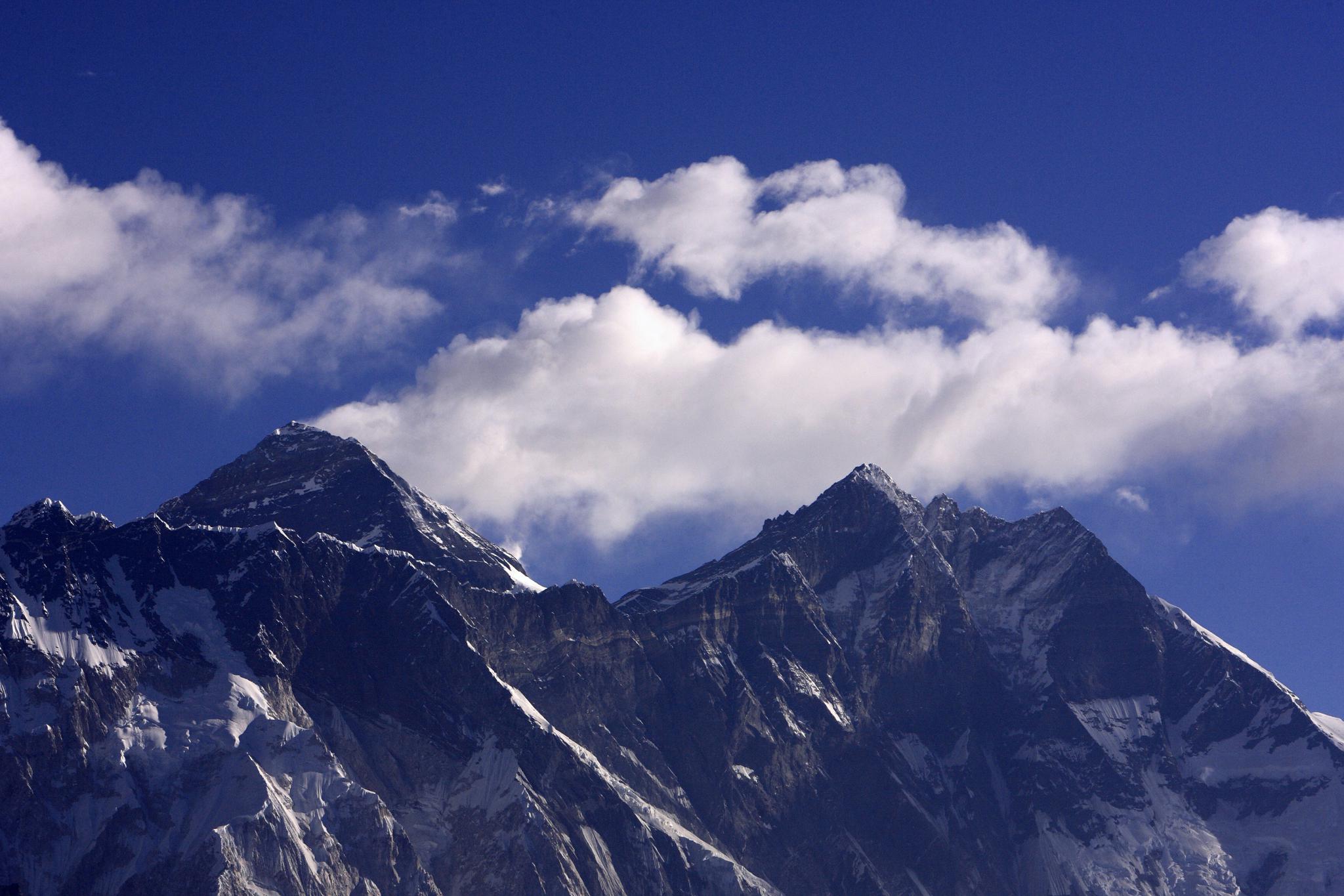 Cloud rise behind Mount Everest